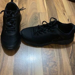 FILA black tennis shoes